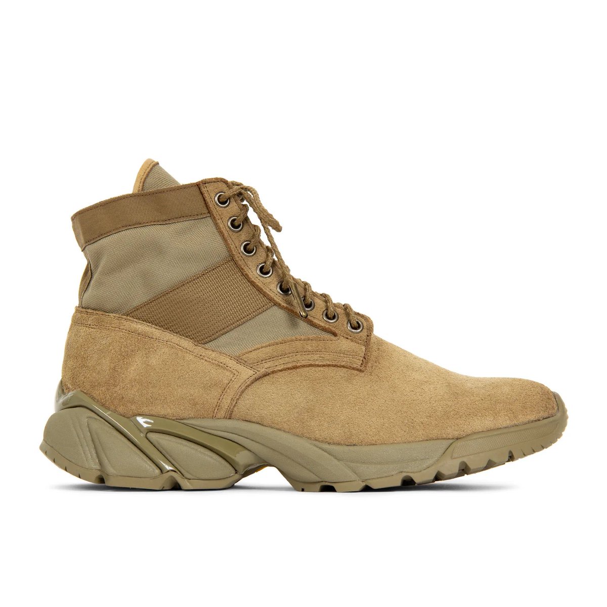 Viberg (one of the best bookmakers) just dropped this very sick modern take on a jungle boot with the man myth legend Aaron Levine that swap out the regular sole for a Vibram Safe Run Other details - made in Canada - Waxy Elk Roughout suede - Cemented Construction - $995