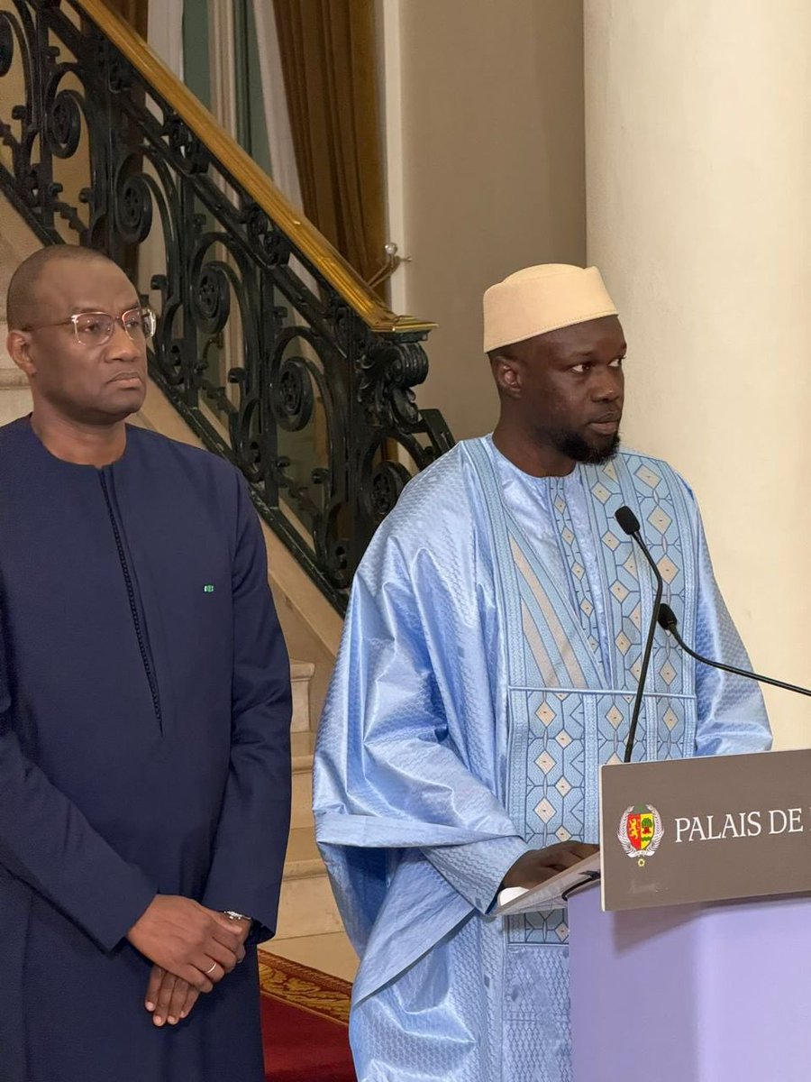 Composition du nouveau Gouvernement 🇸🇳

Monsieur Ousmane SONKO : Premier Ministre

MINISTRES :
1. Madame Yacine FALL : Ministre de l'Intégration africaine et des Affaires étrangères ;
2. Général (2S) Birame DIOP : Ministre des Forces armées ;
.3 Monsieur Ousmane DIAGNE: Ministre