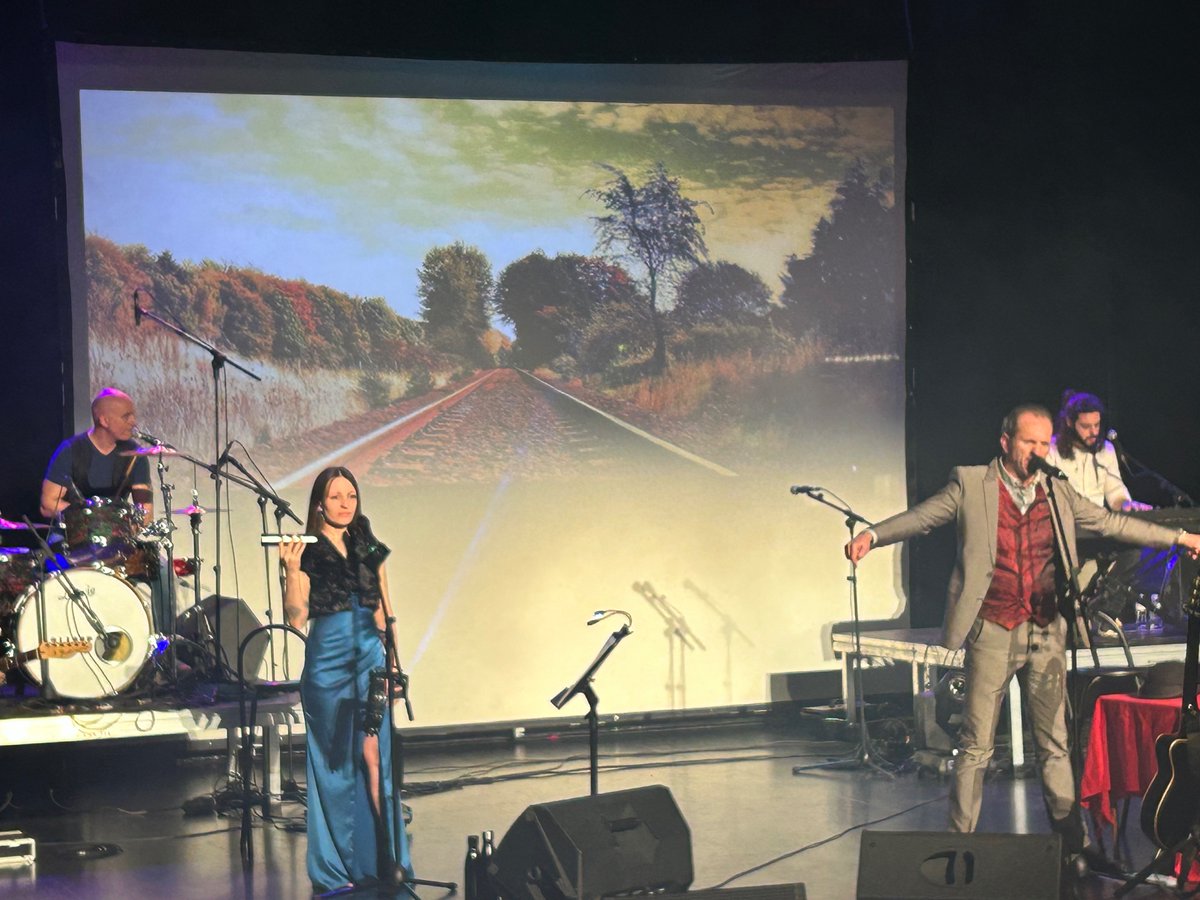 La alcaldesa @JudithPiquet junto con los ediles Teófilo Lozano,@esther_d_andres y @AntonioSalda92 y la VicePta del @Par_Gal @ElenaCandiaLu, asisten al Festival benéfico a favor de la Asoc Enfermedades Raras #AlcaládeHenares (ADERAH) con la colaboración de la casa @GaliciaHenares