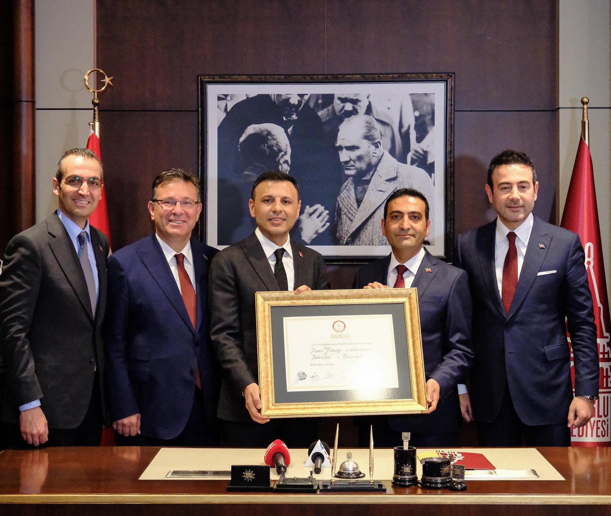 arzuguvennet's tweet photo. Delil karatma işleri nihayet bitti ve Beyoğlu’nun35 yıllık esareti son buldu  @inanguney mazbatasını aldıMekanın sahibi HoşgelmişsinBen yetişemedim ama kızımla birlikte başkanımı ziyaretine gideceğimNeyse, #İYİParti Beşiktaş adayı Nurettin Sağırkaya yetişmiş #Fareler #İYİParti https://t.co/zHZvLzgTXs