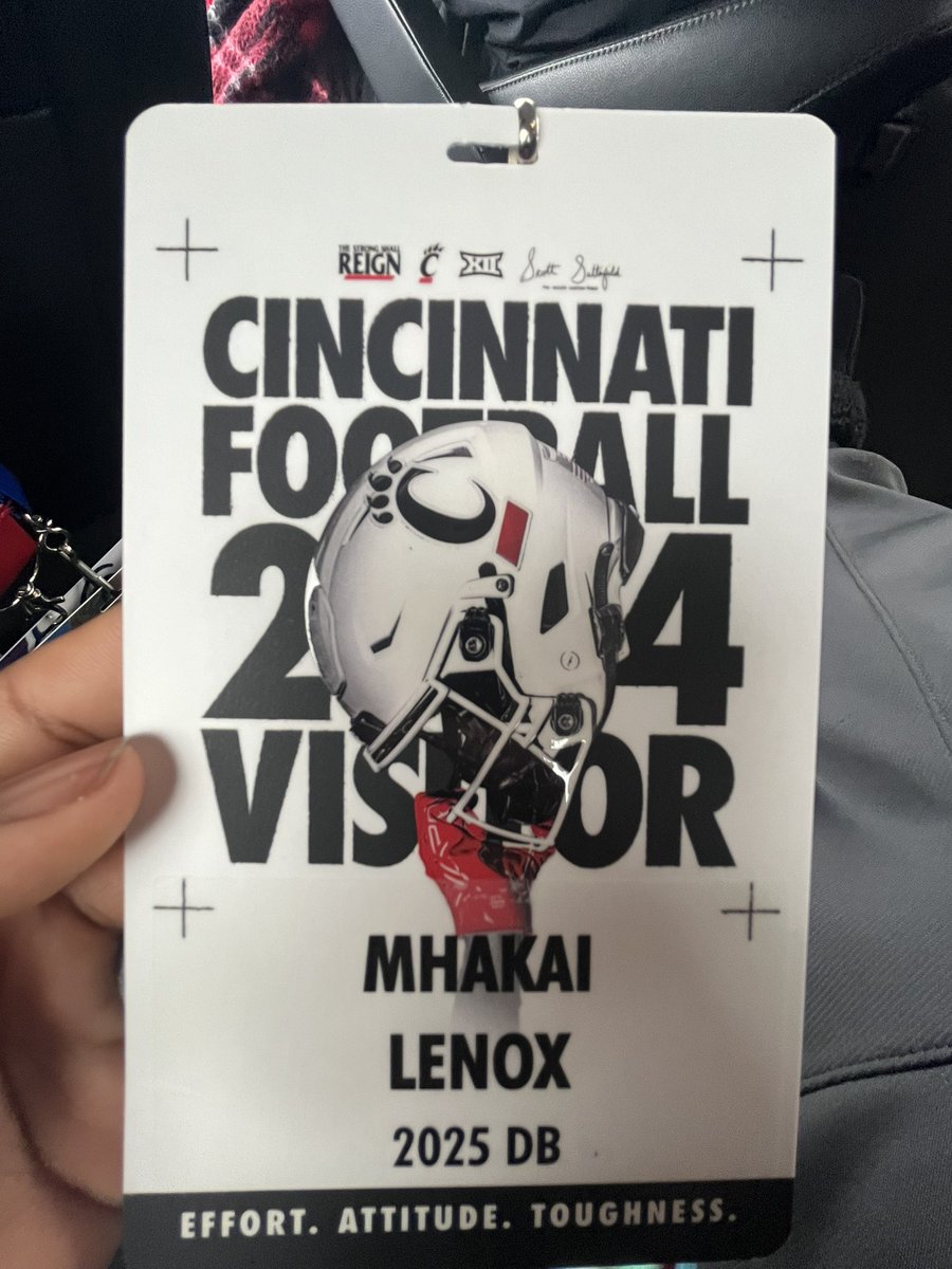 MhakaiB's tweet photo. Had a great visit at Cincinnati @GoBearcatsFB @TheD_Zone https://t.co/FSB4kbX7hx