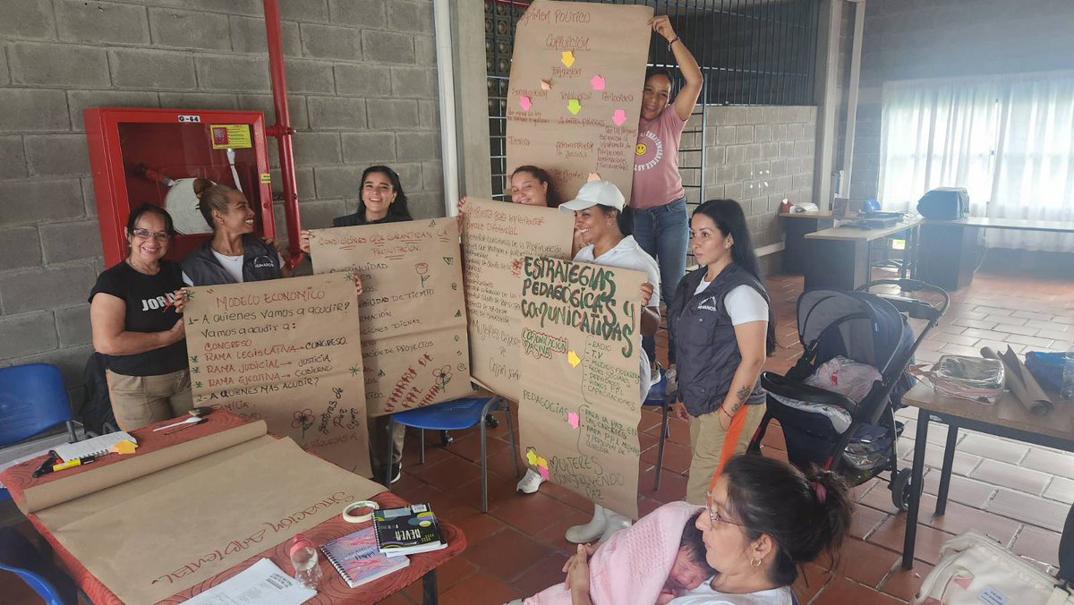 Las #mujeres privadas de la libertad, presentes en la dinámica del encuentro hoy en la ciudad de Bogotá, propusieron mecanismos de participación en torno al Régimen político, modelo económico y temas ambientales. #PazConParticipacionMujer