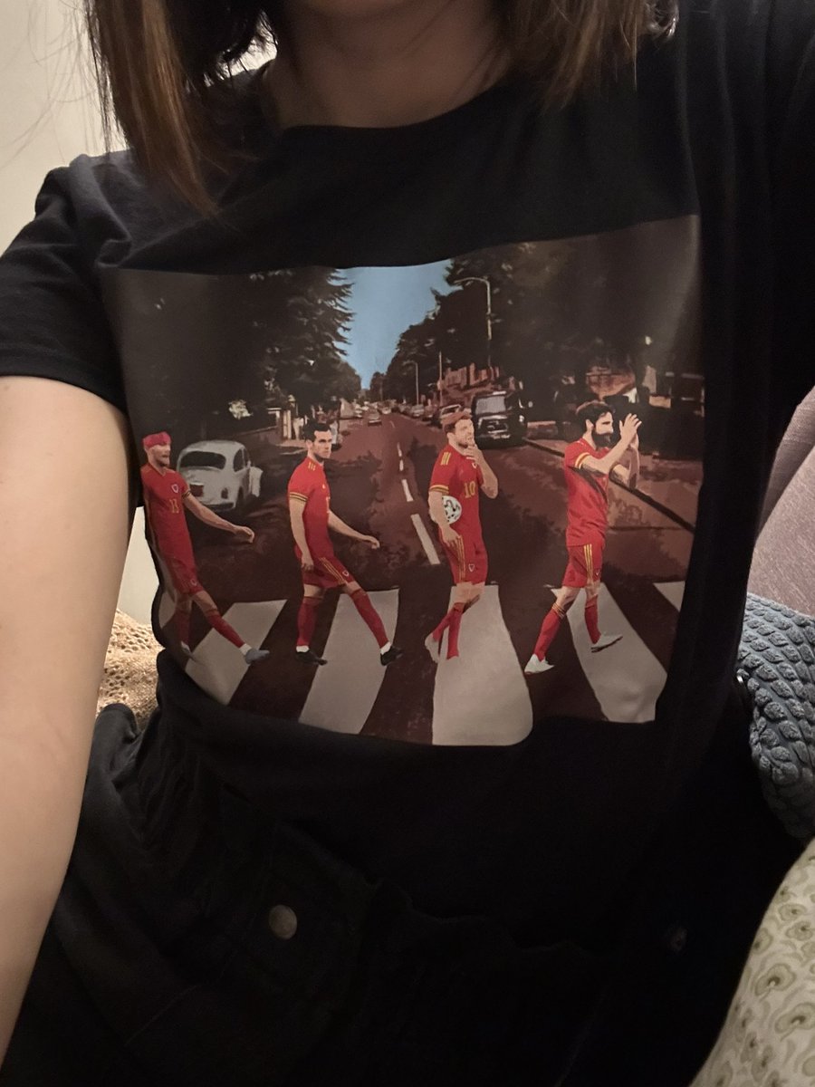 Fab show from the Fab Four @MerseyBeatles this evening at @WilliamAstonWXM 🎸Love that they gave a shout out to the Cymru result at full time ⚽️ With the game next door at vCae Ras this t-shirt was made for tonight!👏 (Need one with the women on now 😃) @wrexham #TheMerseyBeatles