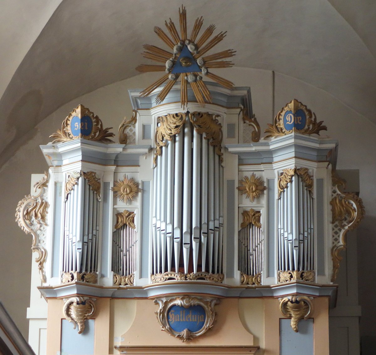 Today marks the 241st anniversary of the death of the German #OrganBuilder, Gottlieb #Scholtze. :-) 🌼 🧭 † #Ruppin 🇩🇪 #Deutschland St. Laurentius-Orgel 1767, #Rheinsberg. 📸: Gemeinholzer, 20th September 2016.