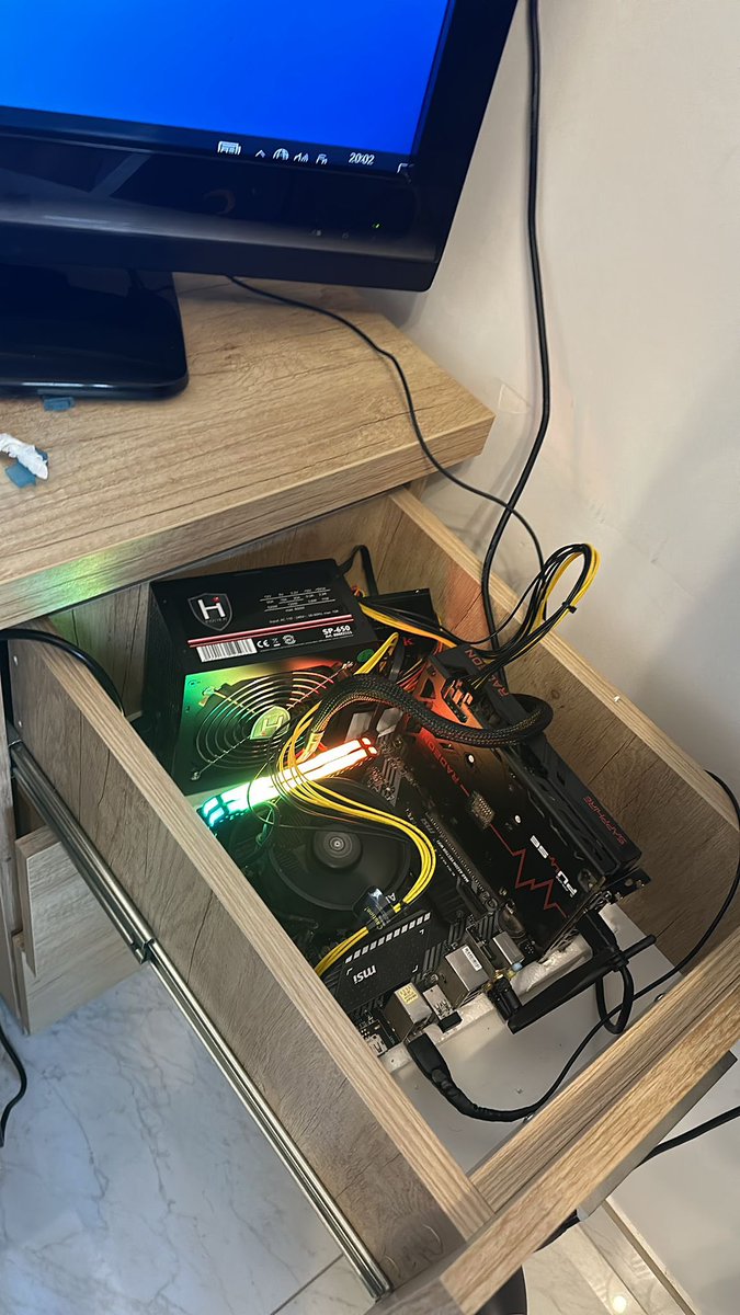 Фото не мое, но которое доказывает: если ты хочешь играть - ты играешь. 
Потрясающий человек и инженер ❤️‍🔥