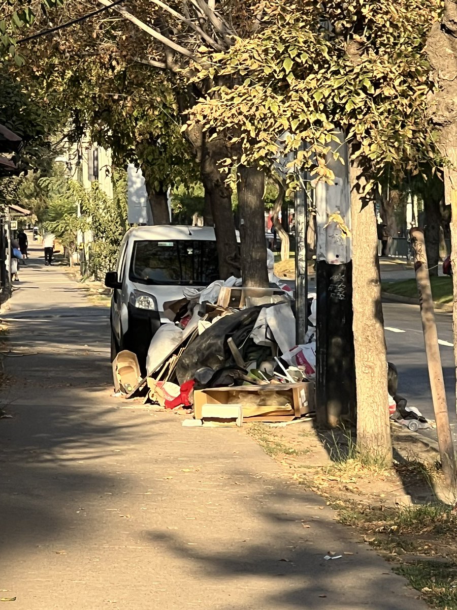cristianecd's tweet photo. @penalolen buenas tardes… estos escombros llevan 3 días en la calle frente al municipio. No solo es feo y desagradable, sino peligroso también. https://t.co/hhjmtWS5dc