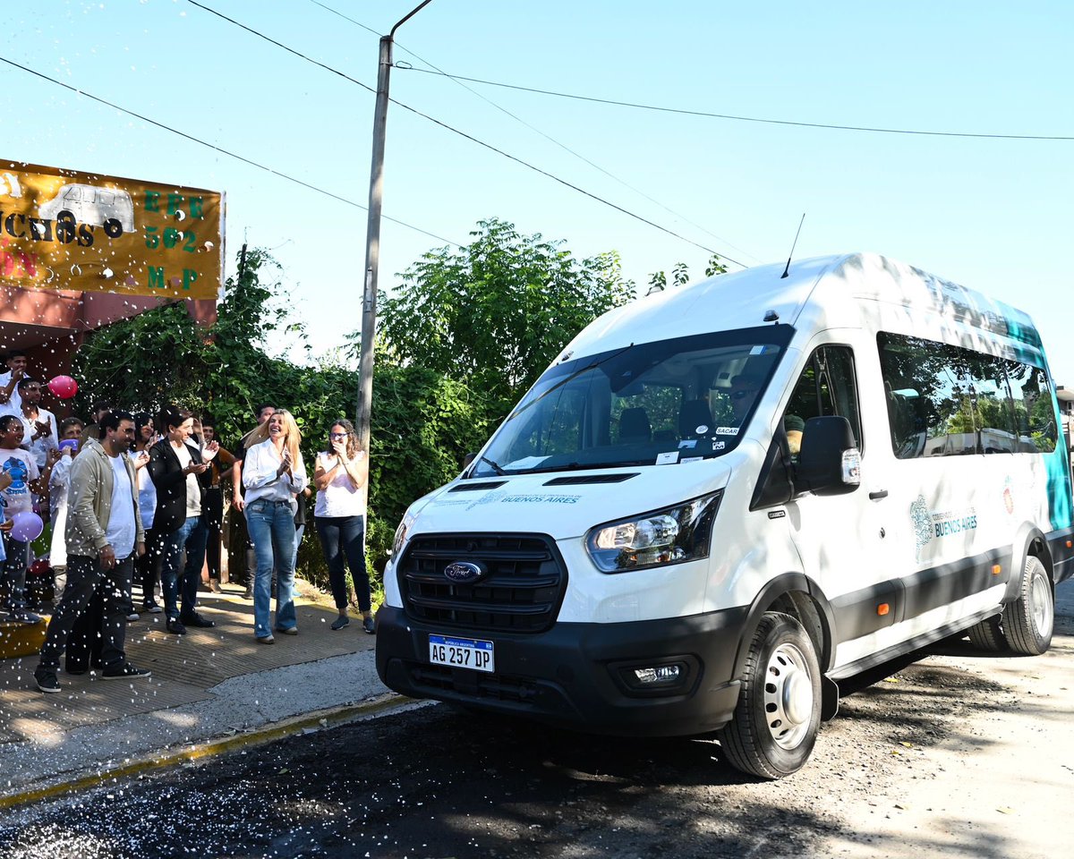 marisafassi's tweet photo. Con @AlbertoSileoni encabezamos la entrega de una combi para la Escuela de Educación Especial N°502 de Máximo Paz, que será destinada para el transporte gratuito de los alumnos.

Con @kicillofok continuamos trabajando para brindar una mejor accesibilidad e inclusión educativa. https://t.co/yrz8m2uSfd