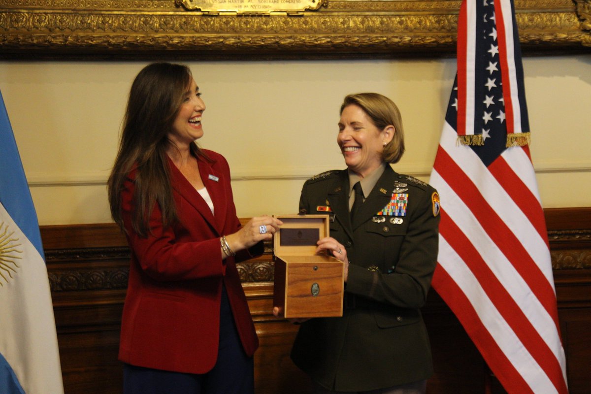 VickyVillarruel's tweet photo. Invitamos al Senado de la Nación a la Comandante del Comando Sur, General Laura Richardson con quien conversamos de los asuntos en común de nuestra política hemisférica. Planificar una cooperación que se sostenga a futuro en el continente fue uno de los tópicos más relevantes. https://t.co/xvk92gwfDv