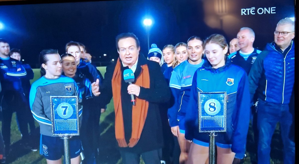 Hon Da Slashers! Great to see Marty Morrissey honour the famous @LDSlashersGAA All Ireland winning ladies team as part of the LATE LATE SHOW GAA special with a live link-up from Michael Fay Park
