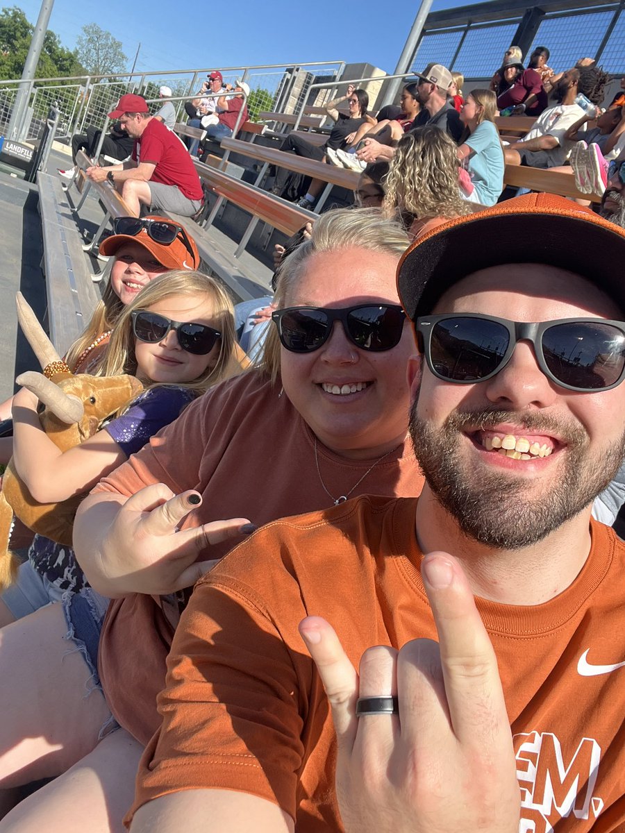 COLTSTRONG19972's tweet photo. Starting the vacation off cheering on #UTvsOU Softball 🥎 and ending it with #AstrosvsRangers on Monday Night! @inthemageors @ZachWolchuk @EricChiofalo @MikeBacsik https://t.co/oPhrEOL3k8