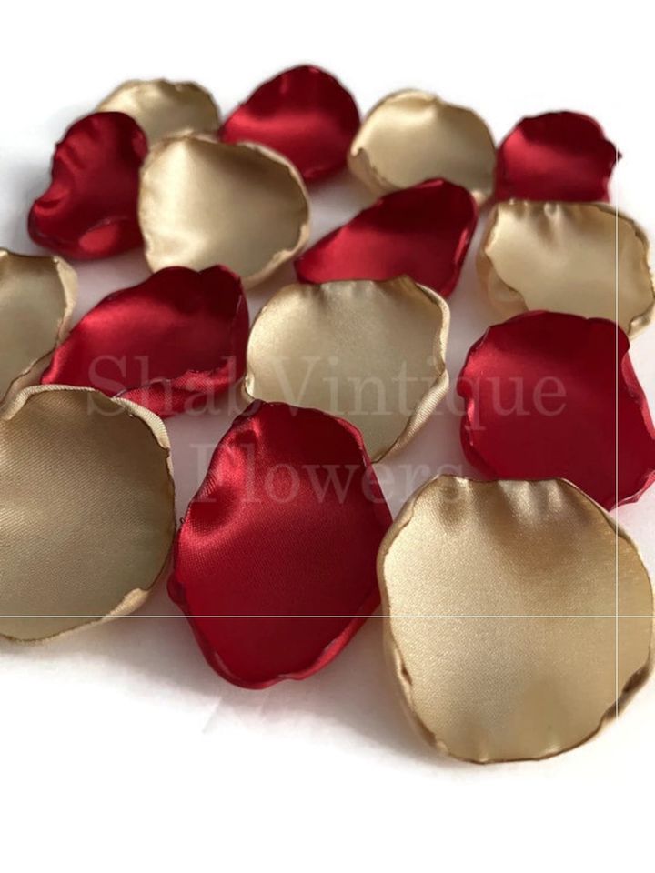 Spread the joy and elegance of a Christmas wedding with each petal! 🌹 Our Red and Gold Flower Petals add a festive and luxurious touch to your… dlvr.it/T57NQs #weddings #bridalshower #weddingaisledecor #groomtobe2025 #tabledecor #weddingday #wedding #intimatewedding
