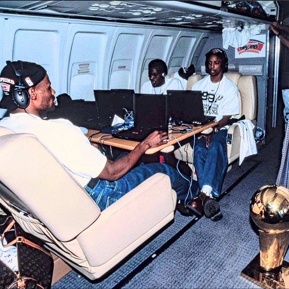SpursCulture's tweet photo. The 1999 Spurs celebrated their championship by playing video games https://t.co/5DzqZdsf9U