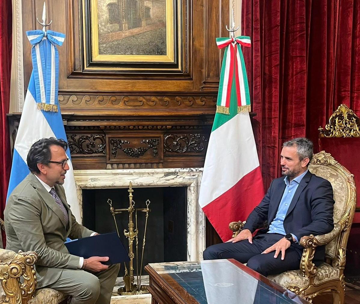 El Emb. 🇮🇹 Lucentini se reunió con el Presidente de la Cámara de Diputados de la Nación 🇦🇷, @MenemMartin. Durante el encuentro se reiteró el fuerte interés en consolidar la ya intensa cooperación 🇮🇹🇦🇷 y fortalecer el diálogo a través de la diplomacia parlamentaria. @ItalyMFA_int