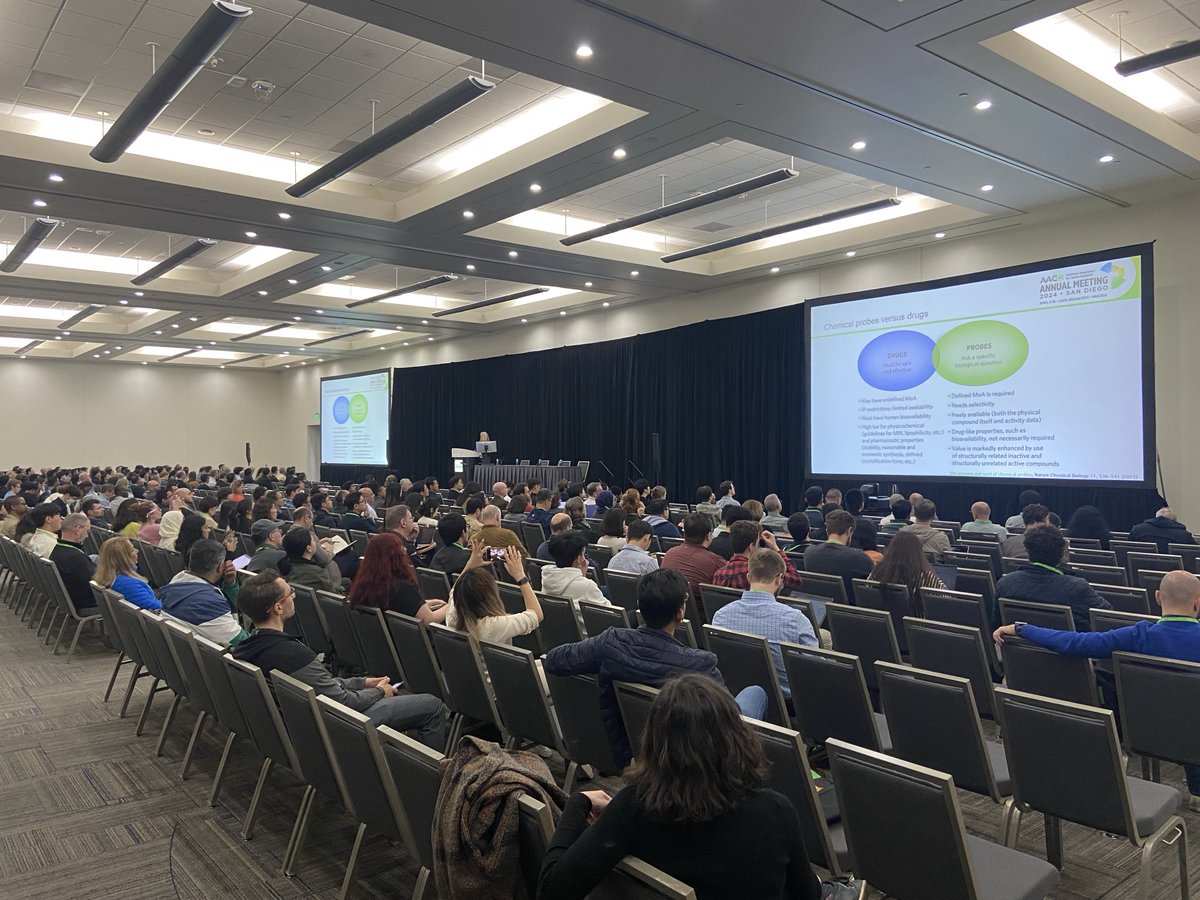 Susanne Müller-Knapp telling several hundred folks @AACR about how to select the right chemical inhibitor (probe) for your experiment. Great to see so many people keen on learning about this topic! ⁦@Chemical_probes⁩