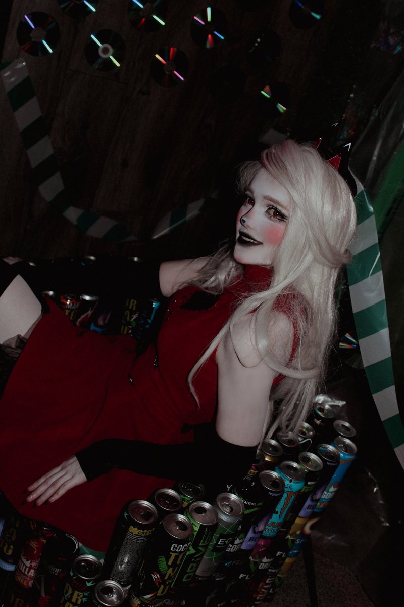 topolekthecat's tweet photo. Фотки на троне из энергетиков прекрасны~
#HazbinHotel #CharlieMorningstar https://t.co/RhwKZOSxJd