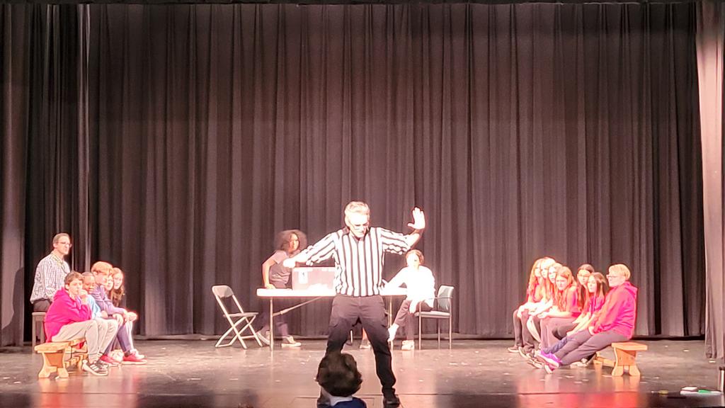 Merci à toutes les écoles élémentaires qui ont participé au tournoi d'improvisation! Merci à tous qui ont aidé avec l'organisation. Ce fut une belle expérience pour nos élèves de l'élémentaire de s'amuser ensemble en français! <a href="/ESCEJL/">École secondaire catholique E.J. Lajeunesse</a>