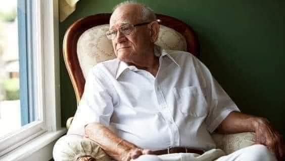 UNA TRISTE REALIDAD..
Al final de la tarde fría, recibo la visita inesperada de mis dos hijos. Uno es médico, el otro ingeniero. Ambos exitosos en sus profesiones. 
Hace menos de una semana sufrí la muerte de mi amada esposa. Todavía me siento abatido por la pérdida que cambió el