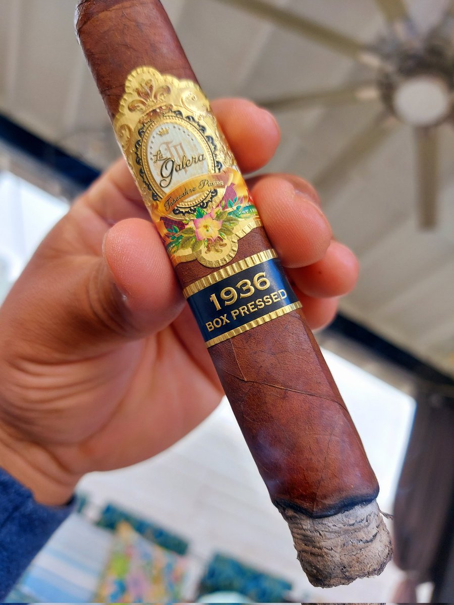 After Lunch Delight and hiding in the #BackyardLounge from the rain 🌧 🌧 🌧 🌧 🌧 🌧 🌧 with @LaGaleraCigars La Galera 1936 Box Pressed #Habano Rated 90 👍 created and blended by the Legend Jochy Blanco! My original release box has been resting since 🛌 2016 #YellowCello