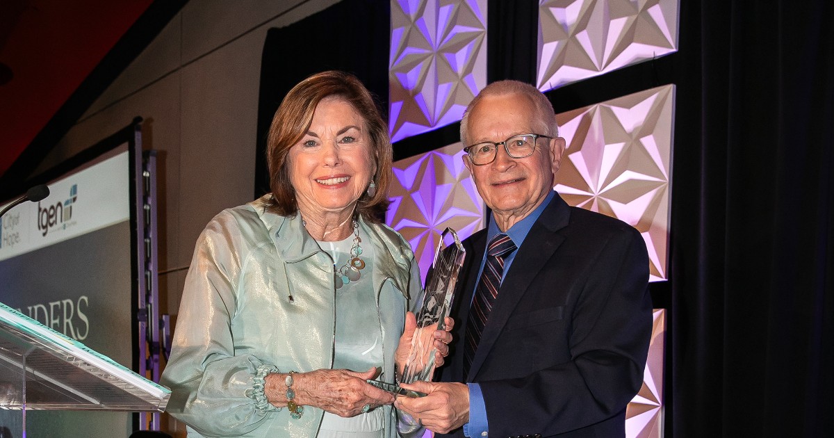 Congrats to Nancy Hanley Eriksson, photographed w/Dr. Von Hoff, who was presented w/ the John S. McCain Award which recognizes individuals whose leadership & dedication have made a significant impact in the fight against cancer & helping patients worldwide bit.ly/43Pvv5s