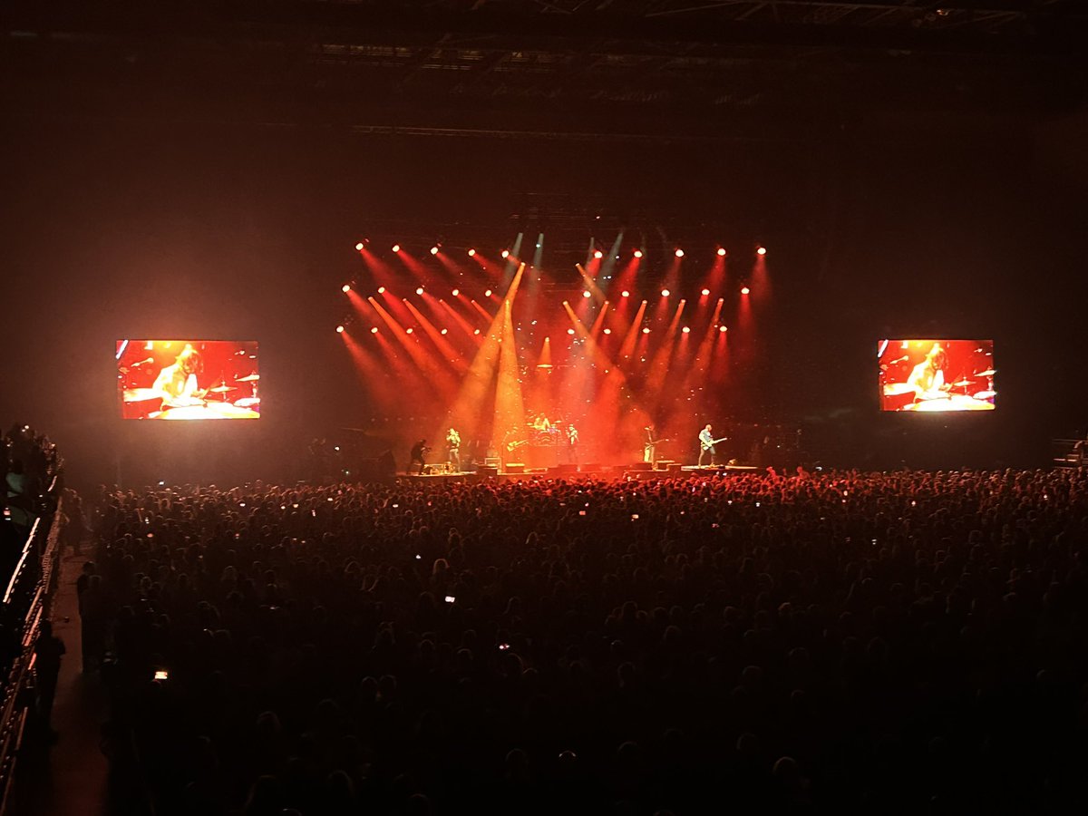 AndrewGMilburn's tweet photo. Just totally utterly nailed an arena - like completely!!!
What a f*****g performance that was π₯π₯
Get in @RedRumClub #bosstha @MandSBankArena https://t.co/iLemUgEpL9