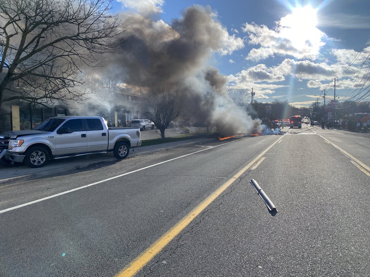 🚨 RPD currently on scene of a motor vehicle accident near Route 59 & Robert Pitt Dr involving electrical wires.@MonseyFireDept & @SpringHillEMS on scene. @ORUConnect was advised and is enroute. Route 59 closed between Main St & Robert Pitt Dr. Avoid area. Stay safe!