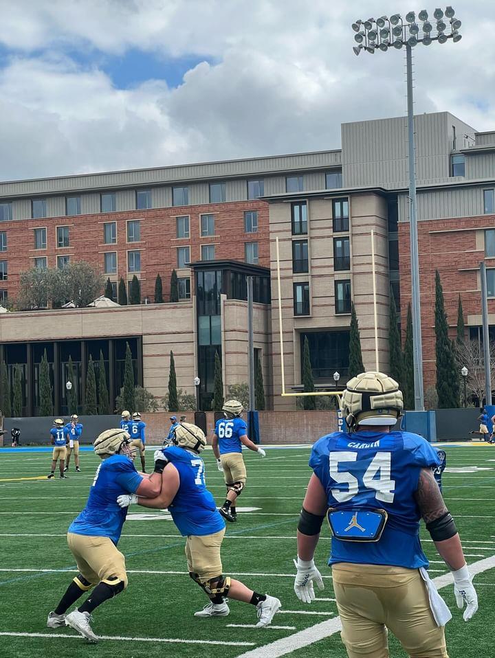 _Kingbam71's tweet image. Great visit yesterday! Loved the hospitality UCLA offered my brothers and I. Saw nothing but DOGS out there. @UCLAFootball 
#begreat #GoBruins #WORK #SFG