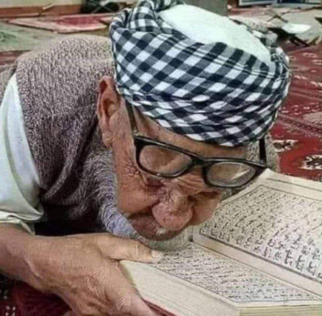 BadrAlhadad's tweet photo. *أخجلتنّا يا أيّها الشيخ الهرم*
*من ليس يأخذ عبرة منّها نډم* 

*أين الشباب الغافلون ليرعوُوا*
*من قبل أن يجتاحهم سیل العرم* 

*یا ضيعة الأعمار في هجرانه*
*هل من لبيب بين قومي قد فهم*
*يارب أصلح أحوالنّا وحال جميع المسلمين وردنّا إليك رداً جميلاً*
. https://t.co/CSGuMJn9aE