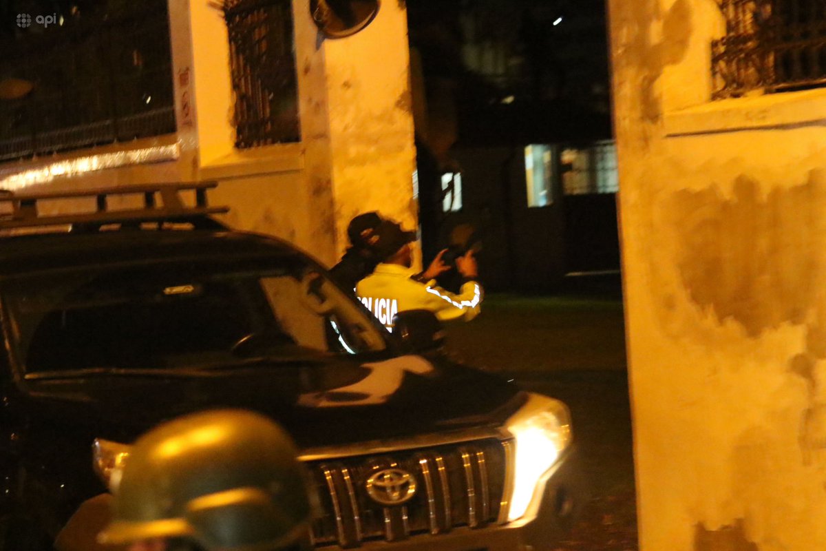 AlertaNews24's tweet photo. 🇪🇨🇲🇽 | URGENTE: Momento en el que los policías y militares ecuatorianos irrumpen en la embajada de México en Quito, donde estaba asilado el exvicepresidente Jorge Glas. https://t.co/06E4VnhNhD