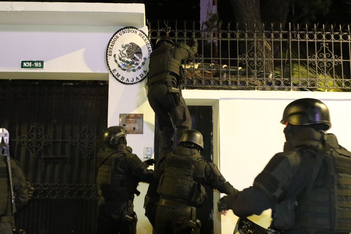 🇪🇨🇲🇽 | URGENTE: Momento en el que los policías y militares ecuatorianos irrumpen en la embajada de México en Quito, donde estaba asilado el exvicepresidente Jorge Glas.