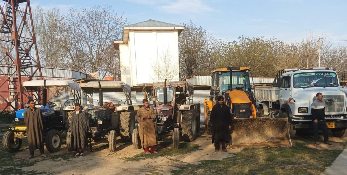 Kulgam, Apr 5: Acting tough against the persons involved in illegal extraction and transportation of minerals, police have seized 5 vehicles and arrested 5 drivers in Kulgam. #JammuKashmir