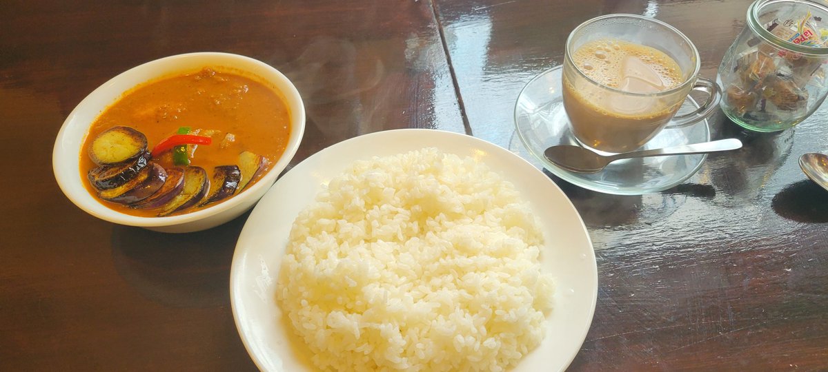 ptwet's tweet photo. 職場が新宿にあった頃に通い始め、定期的に行ってたカレー屋が先月末で閉店し、今月限りで常連向け営業とのことで行ってきました。
やっぱうまいんよなぁー。ダルシムカリーといい、唯一無二すぎてしばらくロスが続きそう。。 https://t.co/4NUKLJCZJf