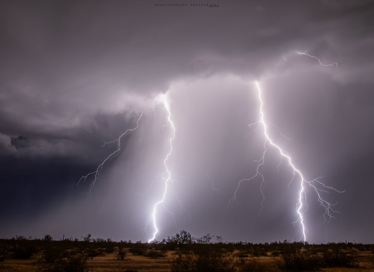 A microburst & a pair of Epic Bolts. Can't wait for scenes like this again. #azwx @StormHour @GirlsWhoChase #wxtwitter #lightning #photooftheday @CanonUSA