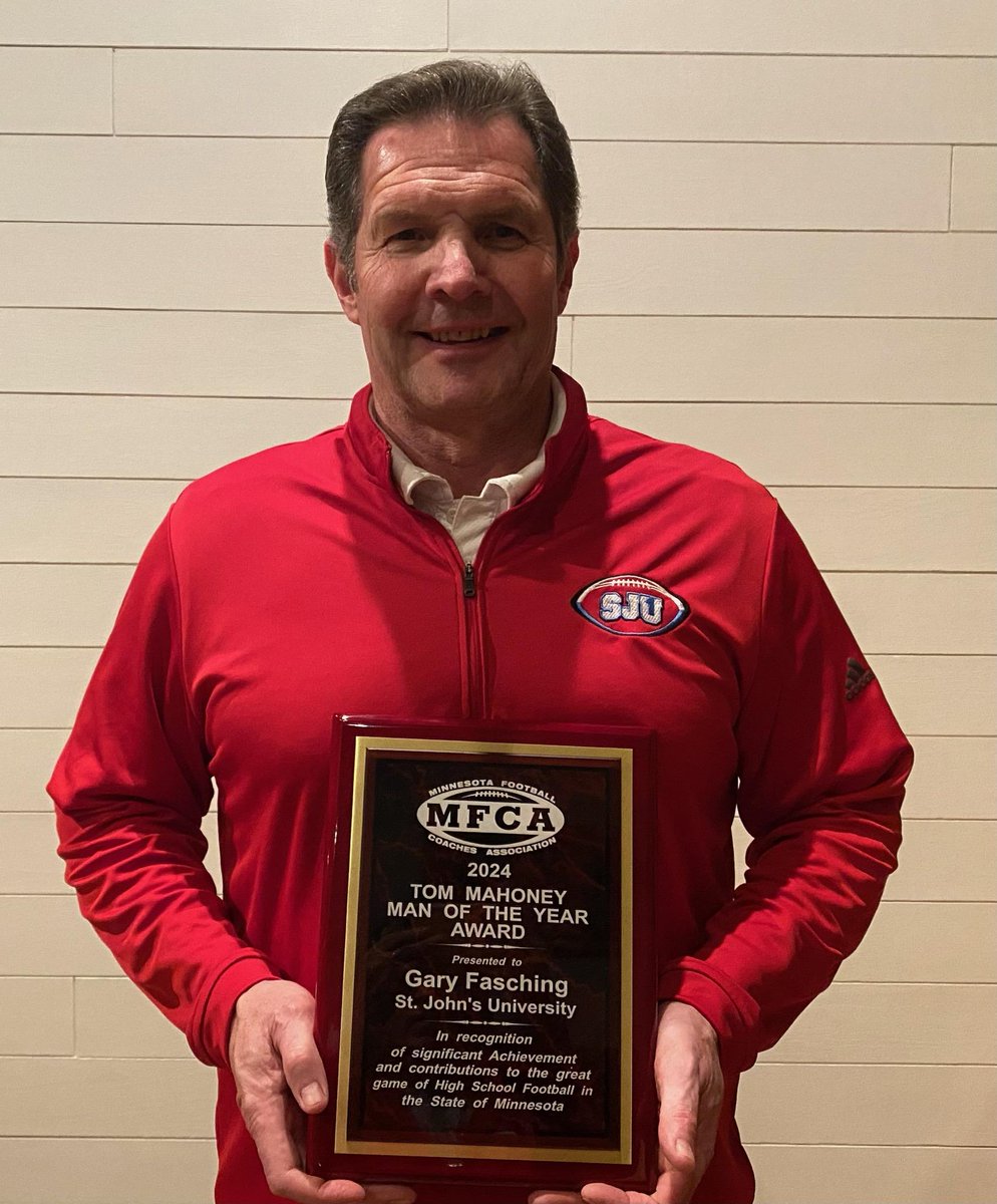 Congratulations to @SJUFootball head coach Gary Fasching '81, who was named the @mfca_now Tom Mahoney Man of the Year at tonight's banquet! #GoJohnnies #d3fb