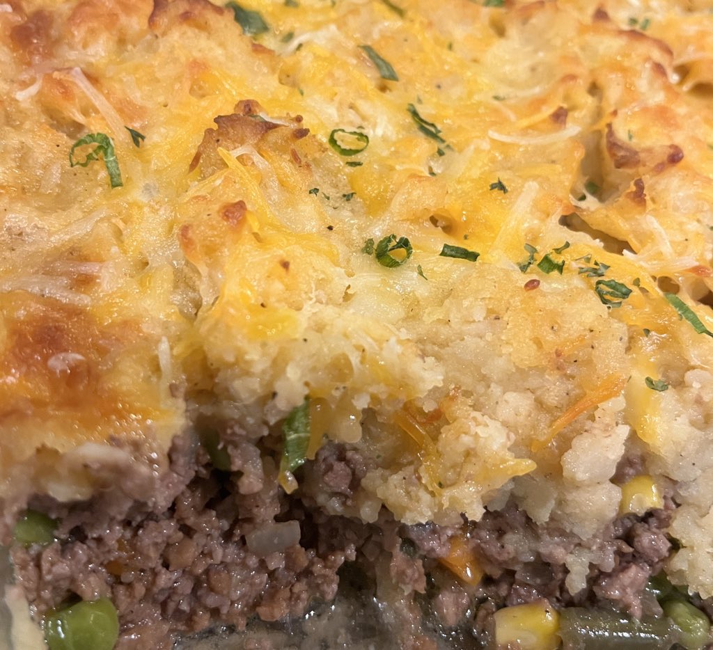 Another thing I truly enjoy making a shepherds pie. I love making this dish how many of you are shepherds pie fan. This one I made for a customer.😊👍