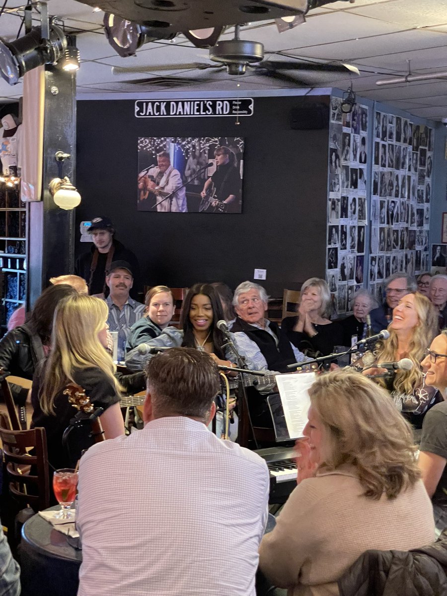 Fun night with my girls @victoriabanks @emmadashlee @karenkosowski for @TinPanSouth week @BluebirdCafeTN 😀🫶🏽 . . . . #bluebirdcafe #nashville #nashvilletn #tinpansouth