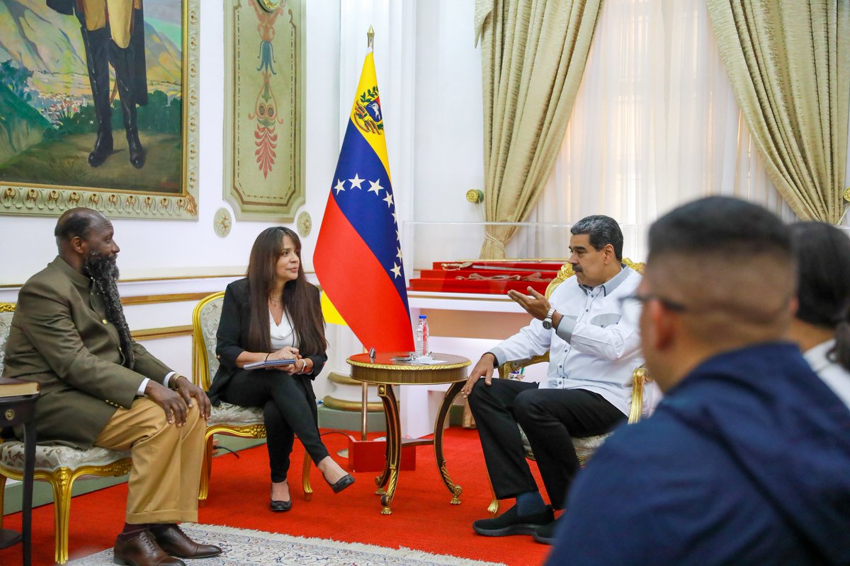 NicolasMaduro's tweet photo. ¡Una amena visita nos llegó desde Kenia! Recibí en el Palacio Presidencial de Miraflores al Líder Religioso de las Iglesias Cristiano Evangélicas del Mundo, David Edward Owuor, quien compartió palabras de fe, llenas de amor y bendiciones para Venezuela. Agradezco en nombre del pueblo venezolano por su afecto y cariño hacia nuestra Patria.
