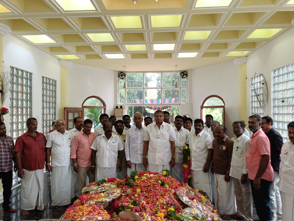 mp_karthi1's tweet photo. அழகப்பா பல்கலைக்கழகத்தின் நிறுவனர் அழகப்பா செட்டியார் அவர்கள் பிறந்த நாளை முன்னிட்டு இந்திய கூட்டணியின் சிவகங்கை நாடாளுமன்ற தொகுதி காங்கிரஸ் கட்சி வெற்றி வேட்பாளர் திரு @KartiPC  மாலை அணிவித்து மரியாதை செலுத்தினார் #TN63 #Alagappauniversity https://t.co/1rHPuFtlBV