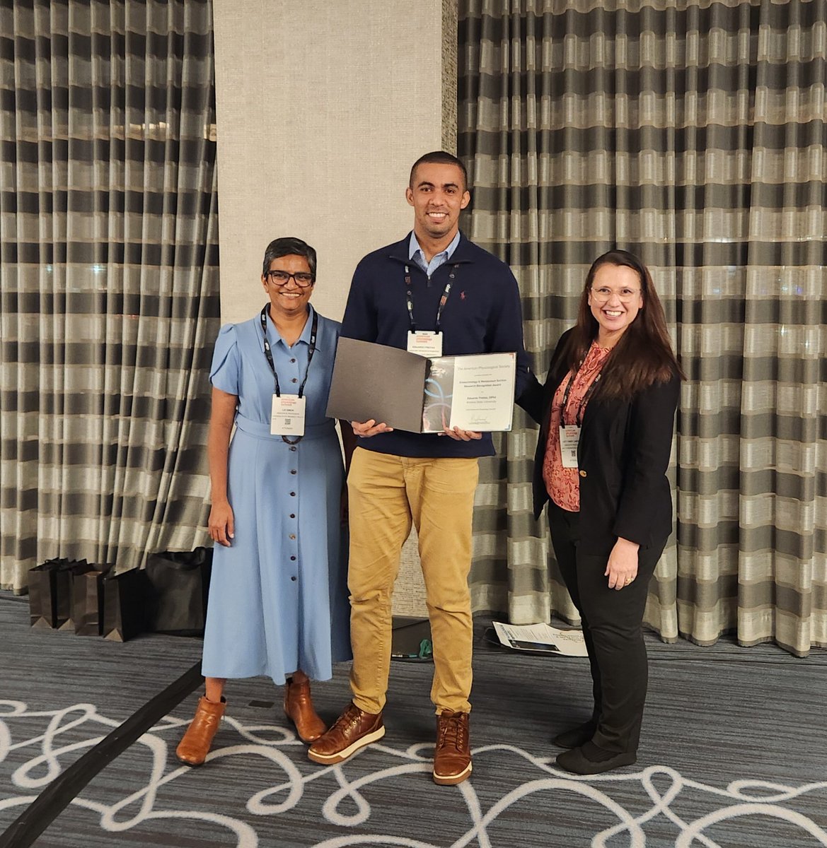 Dr. Eduardo Freitas a postdoc in our HOMe lab receiving his Research Recognition Award from Endo & Metab Section at #APS2024. Thanks @AJPEndoMetab