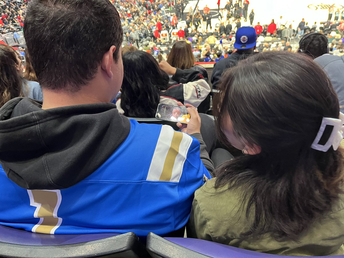 I’m at the Clippers game & so many people have their phones out watching Iowa UConn @WFinalFour Incredible sign of the times. #IowavsUConn