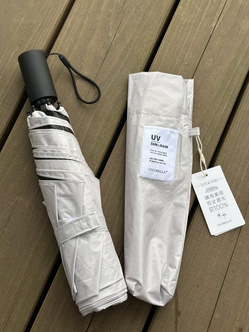ワンタッチで開閉できるのが最高！  直径99cmの大きさで完全遮光なのに重さは240g！折りたたんだ長さは28cm。 UVカット率は99.9%以上でUPF50+。 晴雨兼用でこれで2,980円だよ！ビニ傘買いがちな人も是非！  私はダスティブラウンにした☺︎ https://t<a href="/tag/%E6%8A%98%E3%82%8A%E3%81%9F%E3%81%9F%E3%81%BF%E5%82%98"class="tags"><span>#折りたたみ傘</span></a>