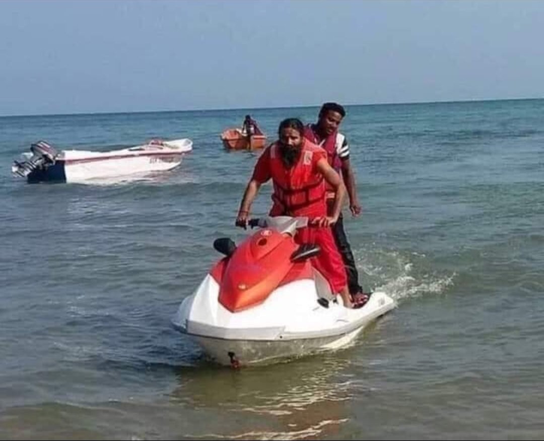 स्वीटजरलैंड से काला धन लेकर समुद्र की लहरों को चिरते हुए वापिस आते हुए बाबू रामदेव 
😁😁😁😁