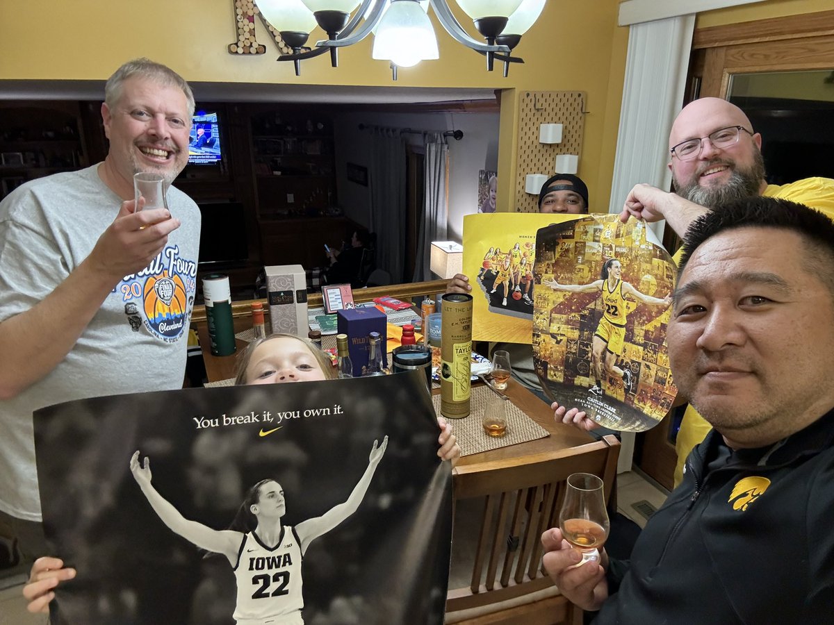 nettenj's tweet photo. Let’s Go Hawks! https://t.co/zcOlvirbhk
