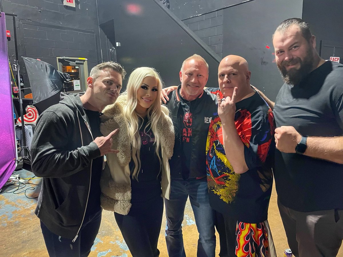 2300 Arena with friends. @itsjerrylynn @ActualALove @DEATHxWALKS @wcwcrowbar @MikeyWhipwreck_