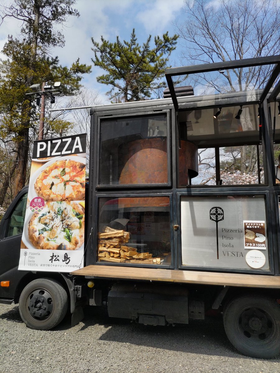 Mam0614's tweet photo. 白石城、賑わってる！
これからPIZZA🍕食べるぅ😋

#白石城
#花見
#桜
#PIZZA https://t.co/ndTqOePbF0