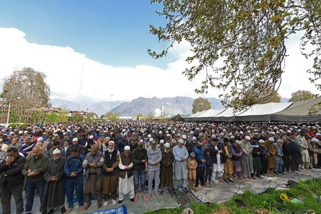 trk_media's tweet photo. #InPics | Devotees offer prayers during Jumat-ul-Vida, the last Friday of the holy month of Ramadan at Hazratbal shrine in Srinagar.
#Basitzargar https://t.co/JMMXW2Pv5e