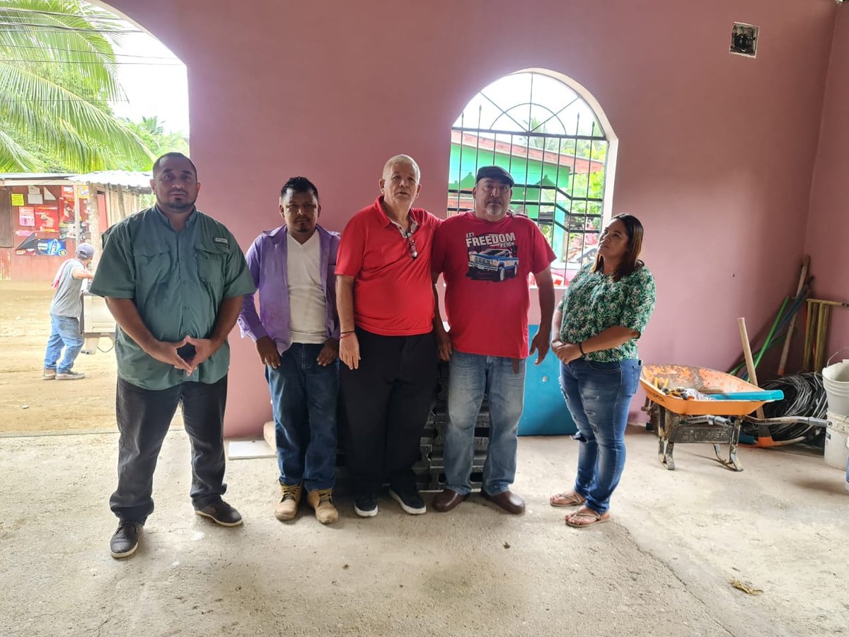 BancadaLibre's tweet photo. El diputado @CheleCastro0501, entregó materiales de construcción a los miembros de la Iglesia de Dios de la comunidad Las Vegas, en el municipio de Omoa, Cortés. El propósito fue colaborar en la construcción de un pozo séptico para beneficio de los miembros de la iglesia en mención.