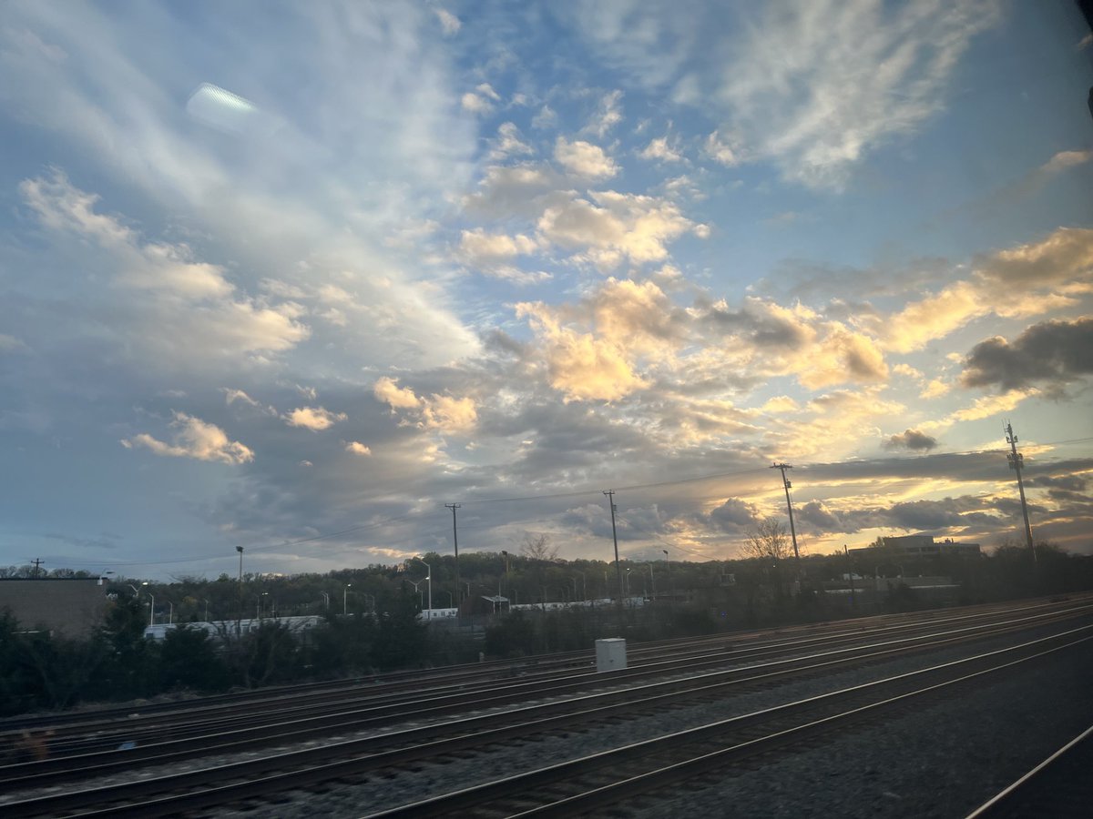 A stunning sky as ⁦@Amtrak⁩ train 19, the Crescent, rolls south from Alexandria VA towards Alabama and home! ⁦@spann⁩