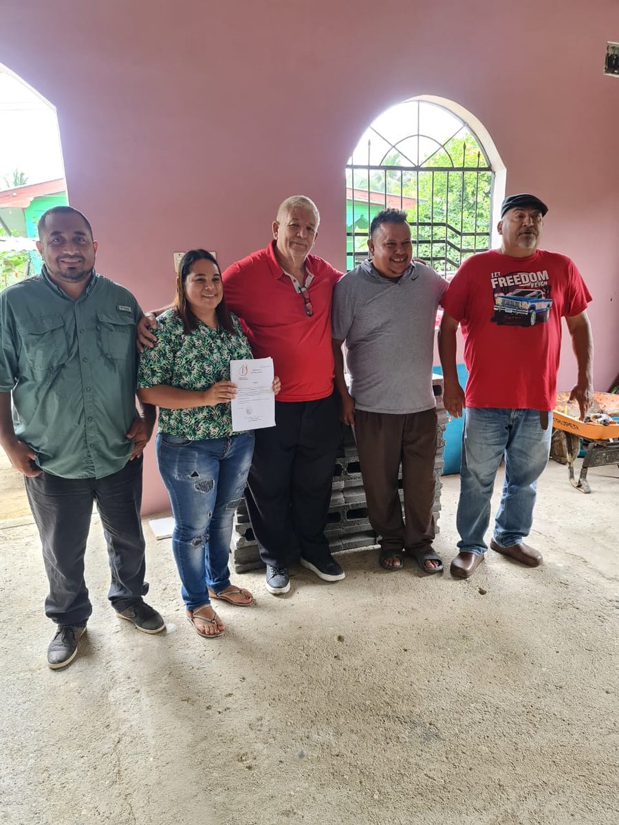 BancadaLibre's tweet photo. El diputado @CheleCastro0501, entregó materiales de construcción a los miembros de la Iglesia de Dios de la comunidad Las Vegas, en el municipio de Omoa, Cortés. El propósito fue colaborar en la construcción de un pozo séptico para beneficio de los miembros de la iglesia en mención.
