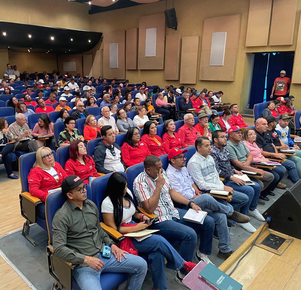 Estuvimos en una importante reunión de trabajo con el Gobernador <a href="/AdolfoP_Oficial/">Adolfo Pereira Gobernador</a>, el Ministro de las Comunas Guy Vernaez y la Ministra de Agricultura Urbana <a href="/jhoagaby/">Jhoanna G Carrillo M</a>. Conversamos sobre la histórica consulta al poder popular sobre los proyectos ha ejecutar en cada territorio y