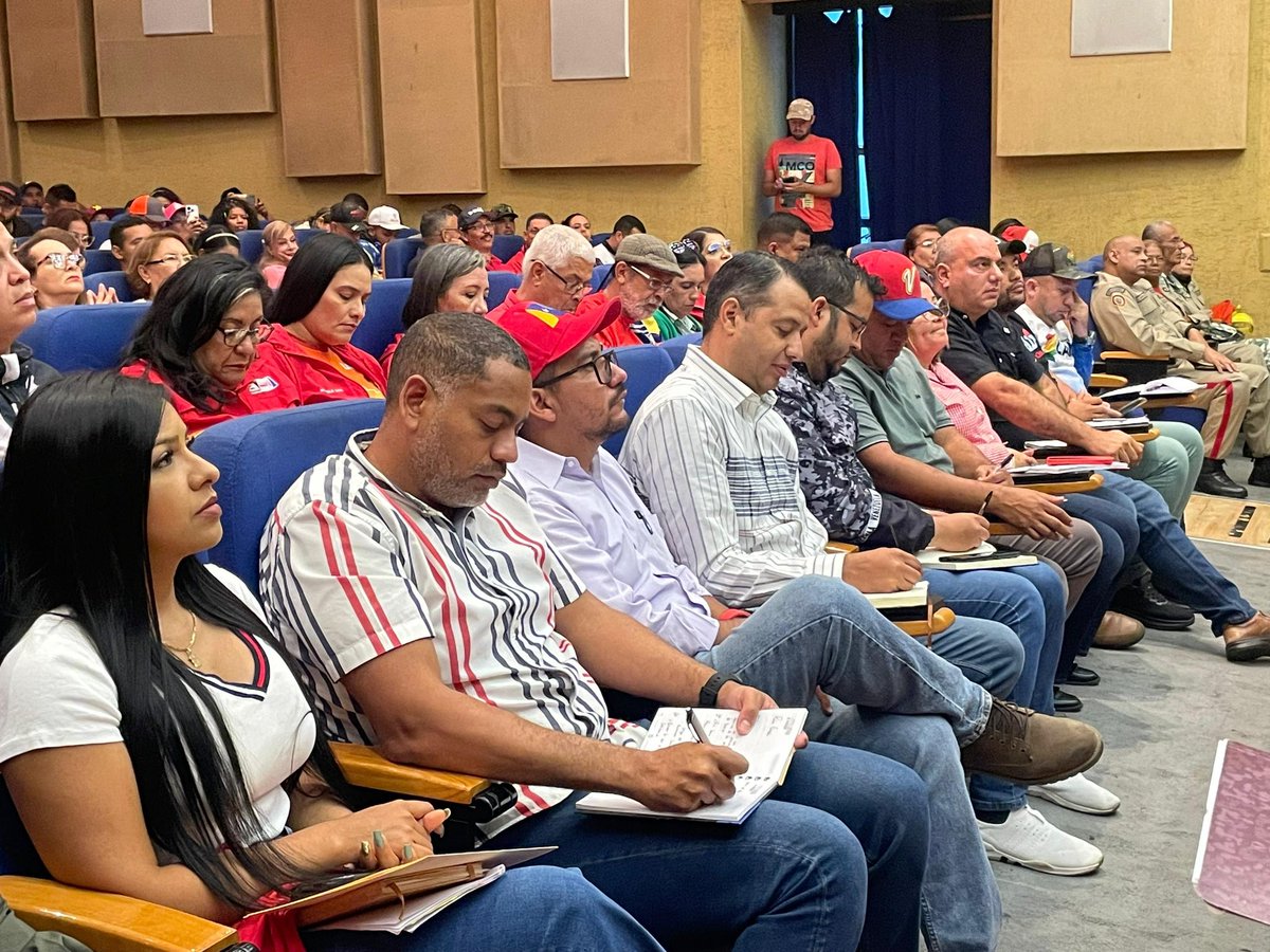 LuisJonasReyes's tweet photo. Estuvimos en una importante reunión de trabajo con el Gobernador @AdolfoP_Oficial, el Ministro de las Comunas Guy Vernaez y la Ministra de Agricultura Urbana @jhoagaby. Conversamos sobre la histórica consulta al poder popular sobre los proyectos ha ejecutar en cada territorio y aprovechamos para afinar detalles sobre la misión “Igualdad y Justicia Social”.